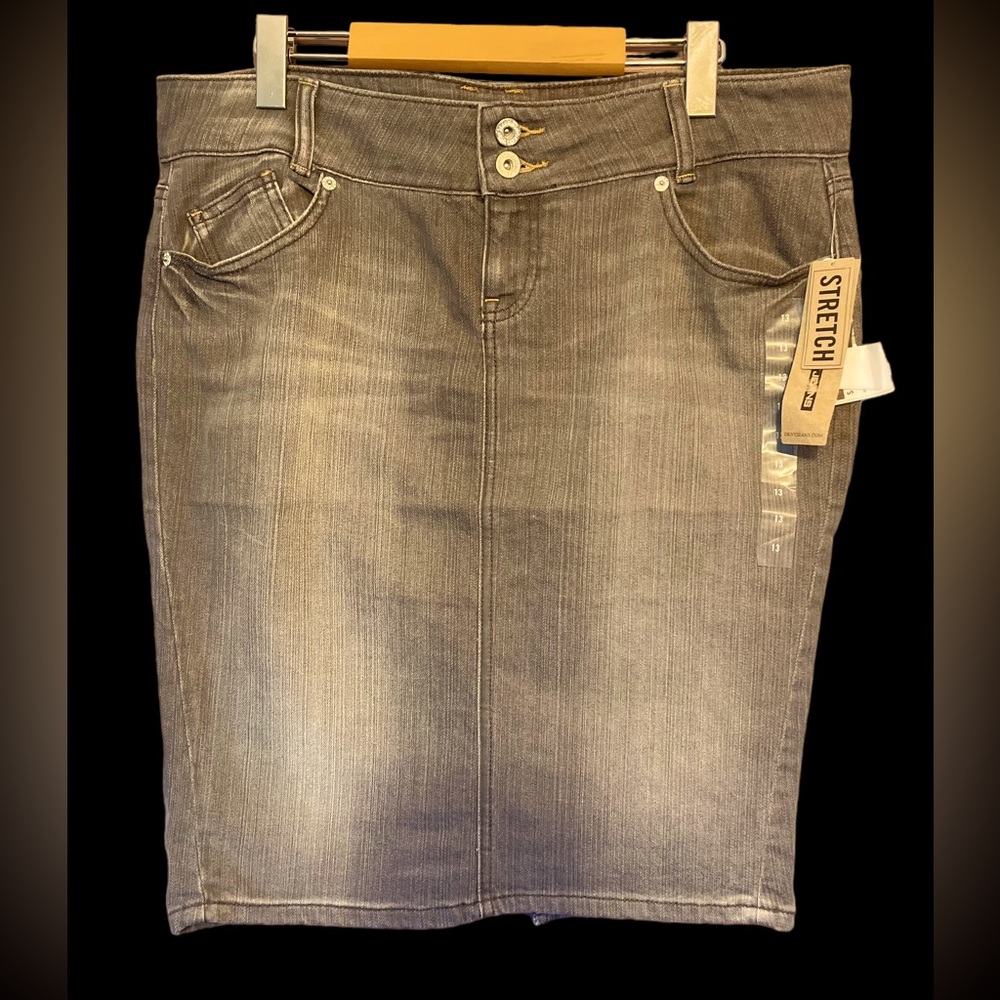 DKNY sexy stretch denim skirt with back slit size 13 womens